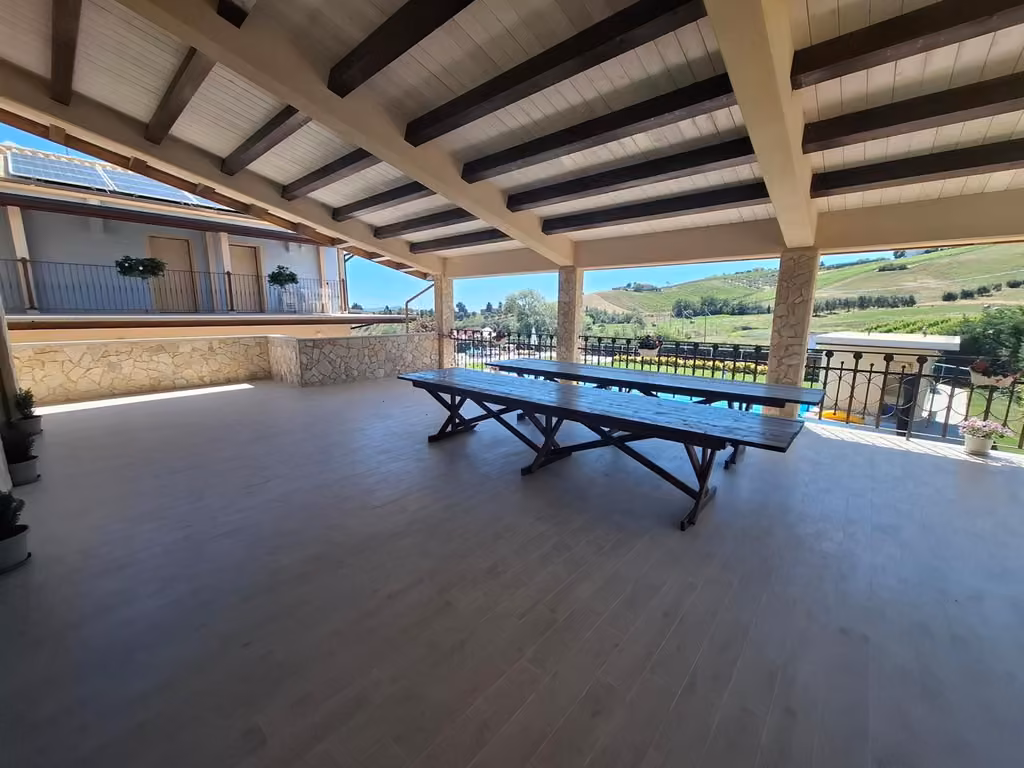 Spazio esterno con sedute della Country House Andromeda, agriturismo nelle Marche