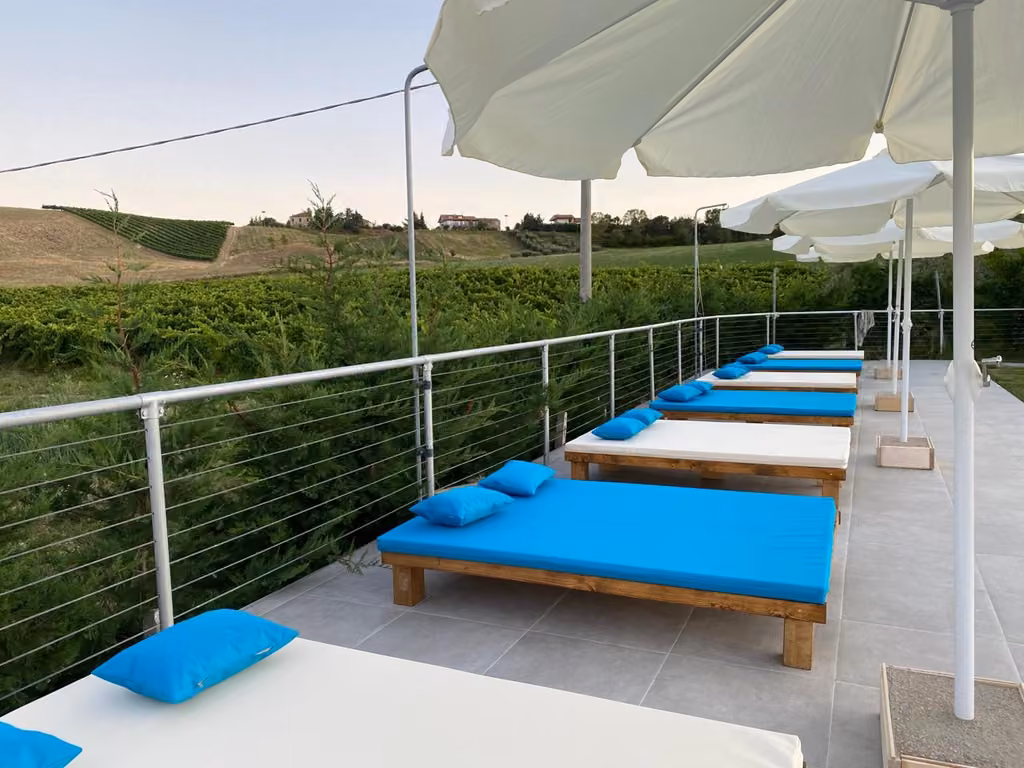 Balcone di una camera della Country House Andromeda con vista sulle colline marchigiane