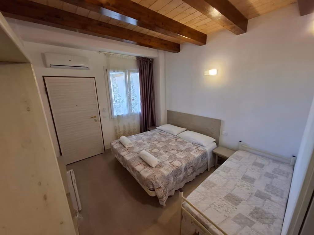 Camera matrimoniale al piano terra della Country House Andromeda a Offida, con letto in ferro battuto