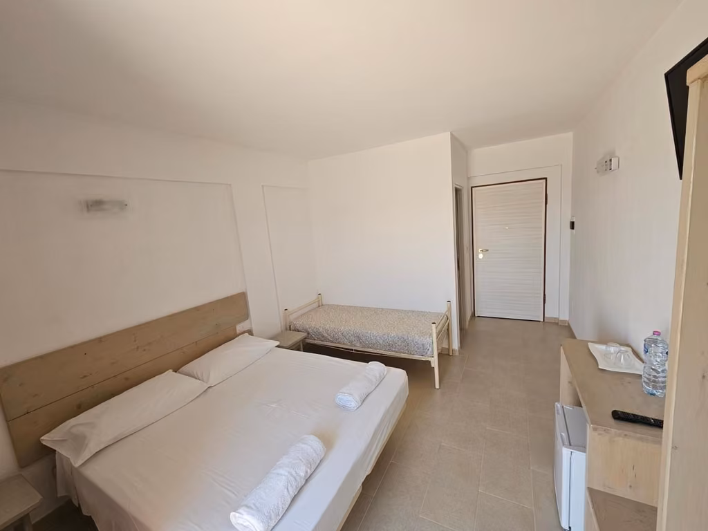 Camera familiare con letti aggiuntivi della Country House Andromeda, agriturismo a Offida in provincia di Ascoli Piceno