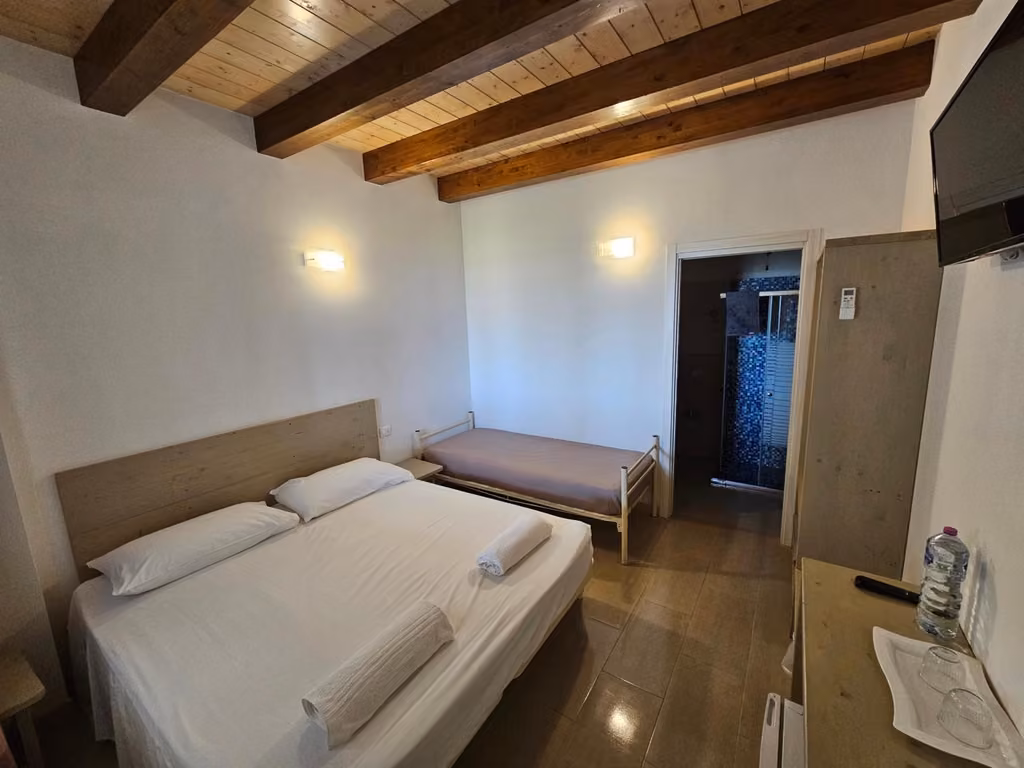 Camera matrimoniale con letto in ferro battuto della Country House Andromeda a Offida